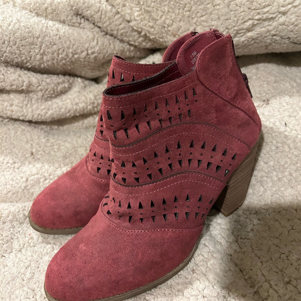 DIBA “Maddie” laser cut out booties. Like new. Size 7.5